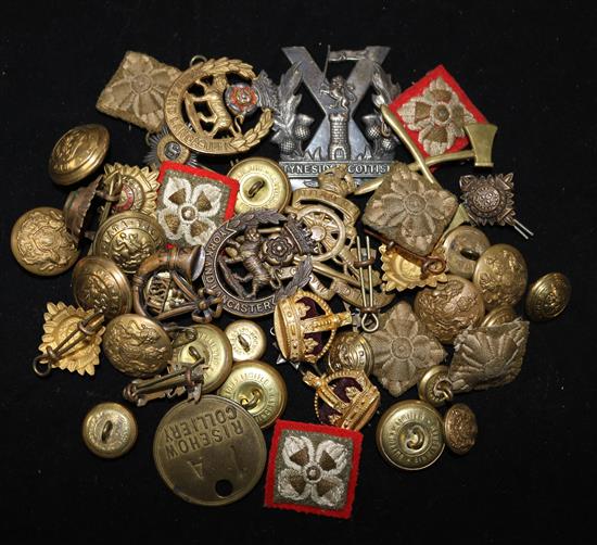 A quantity of military buttons etc